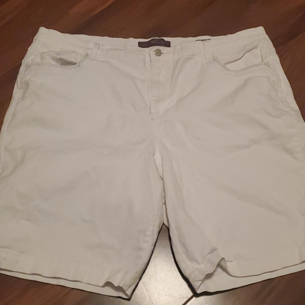 Gloria Vanderbilt Bermuda shorts size 22